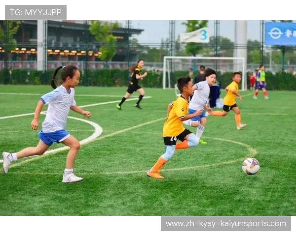 青春起脚：校园足球联赛激战正酣时